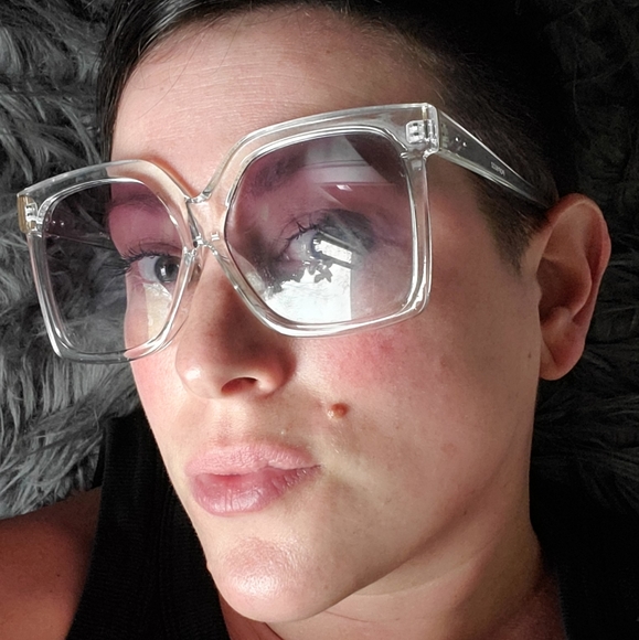 Clear Plastic Frame Statement Sunglasses - Picture 4 of 4